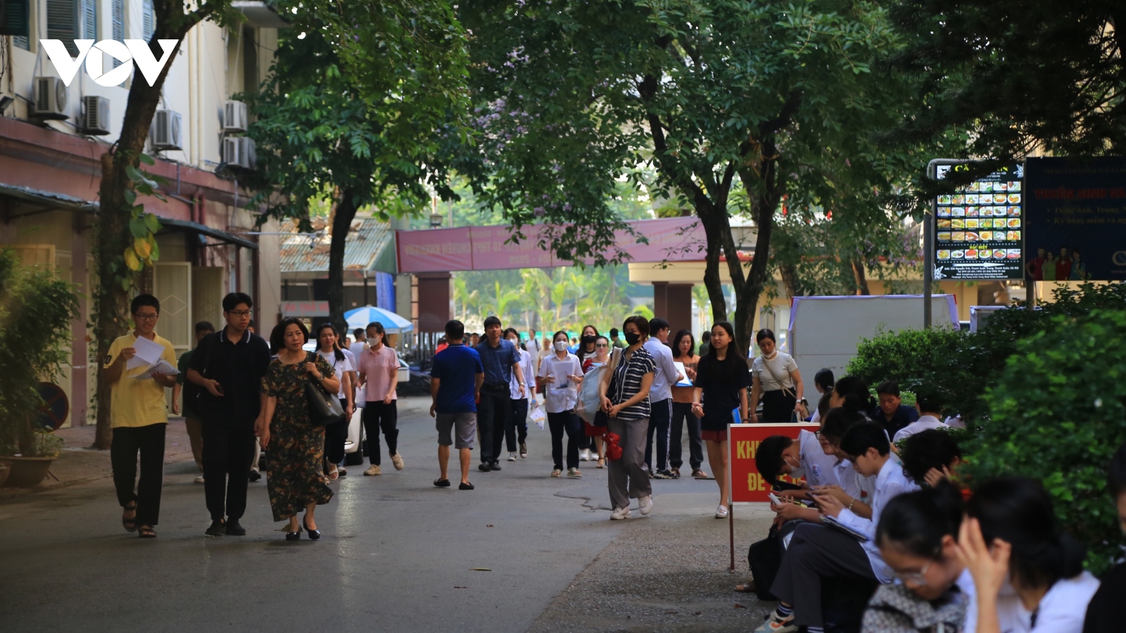 Nhiều thí sinh ngoại tỉnh “cạnh tranh” vào 2 trường THPT chuyên hot nhất Hà Nội